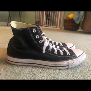 Men’s high top converse Chuck Taylor’s size 10